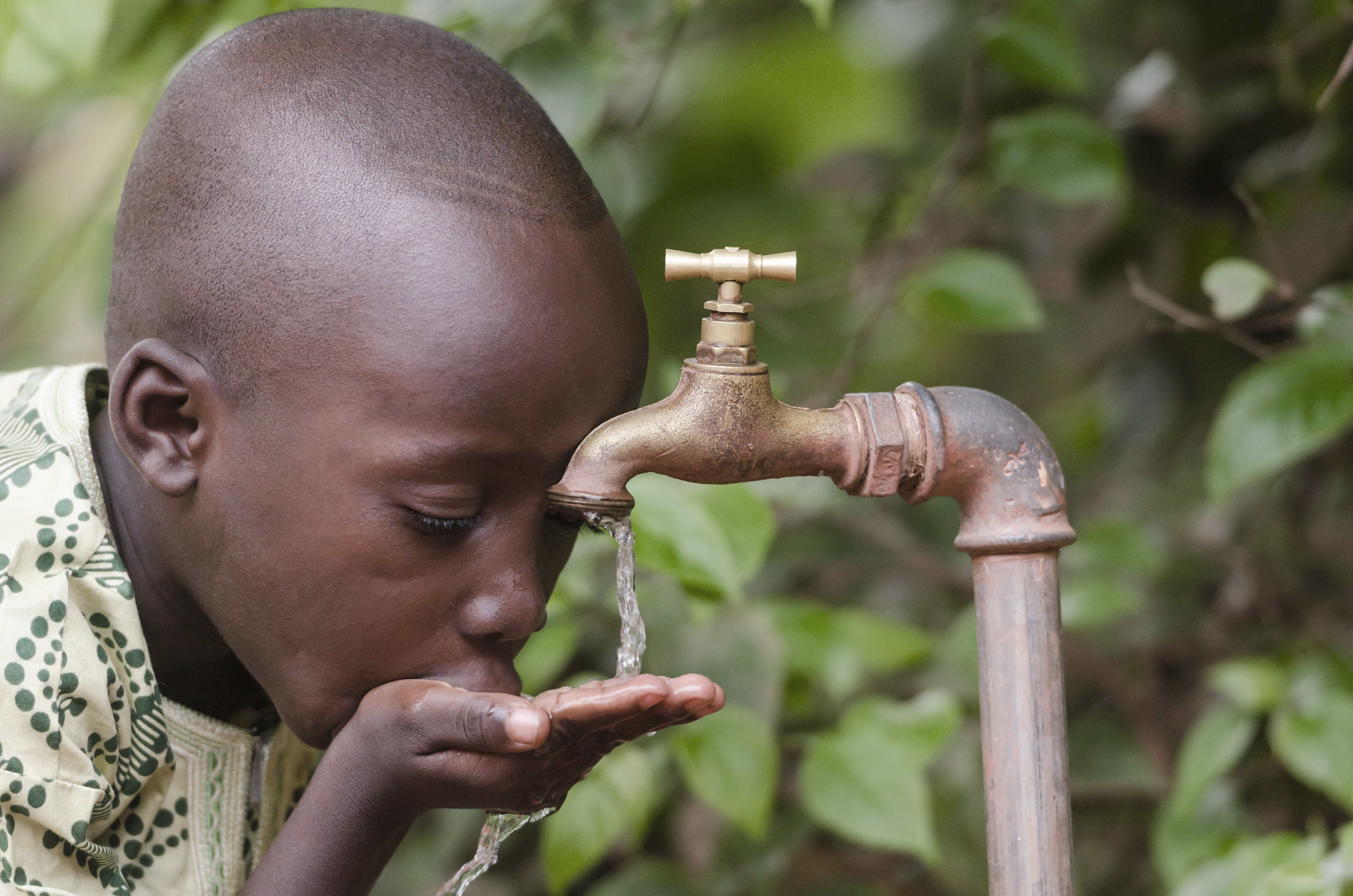 В африке нет воды возьми. Африканский мальчик. Африканцы собирают воду.